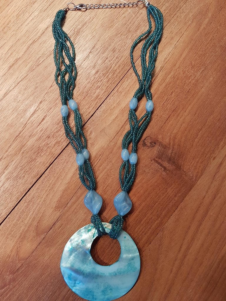 3 verschillende kleuren ketting met schelp, Ophalen of Verzenden, Zo goed als nieuw, Overige kleuren, Overige materialen
