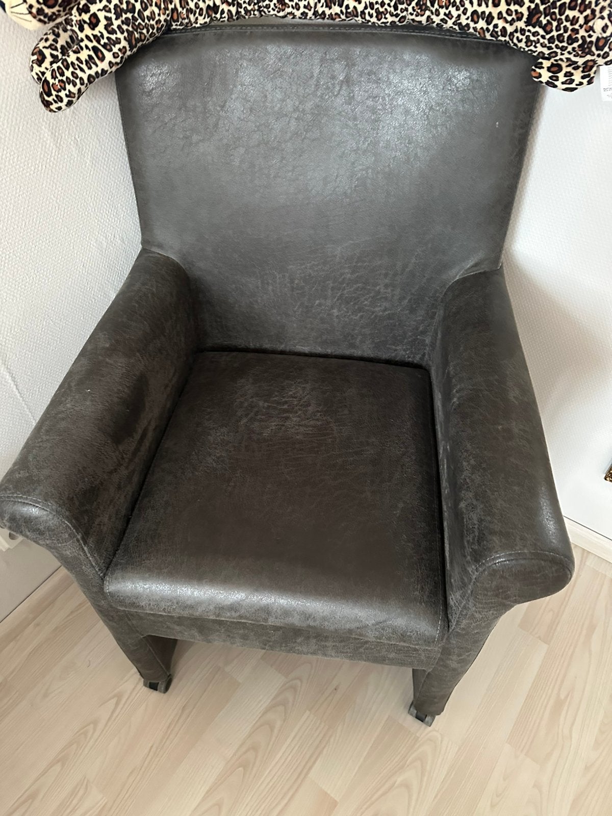 Te koop  4 Leren eetstoellen, Ophalen, 100 tot 125 cm, Mo, Leer