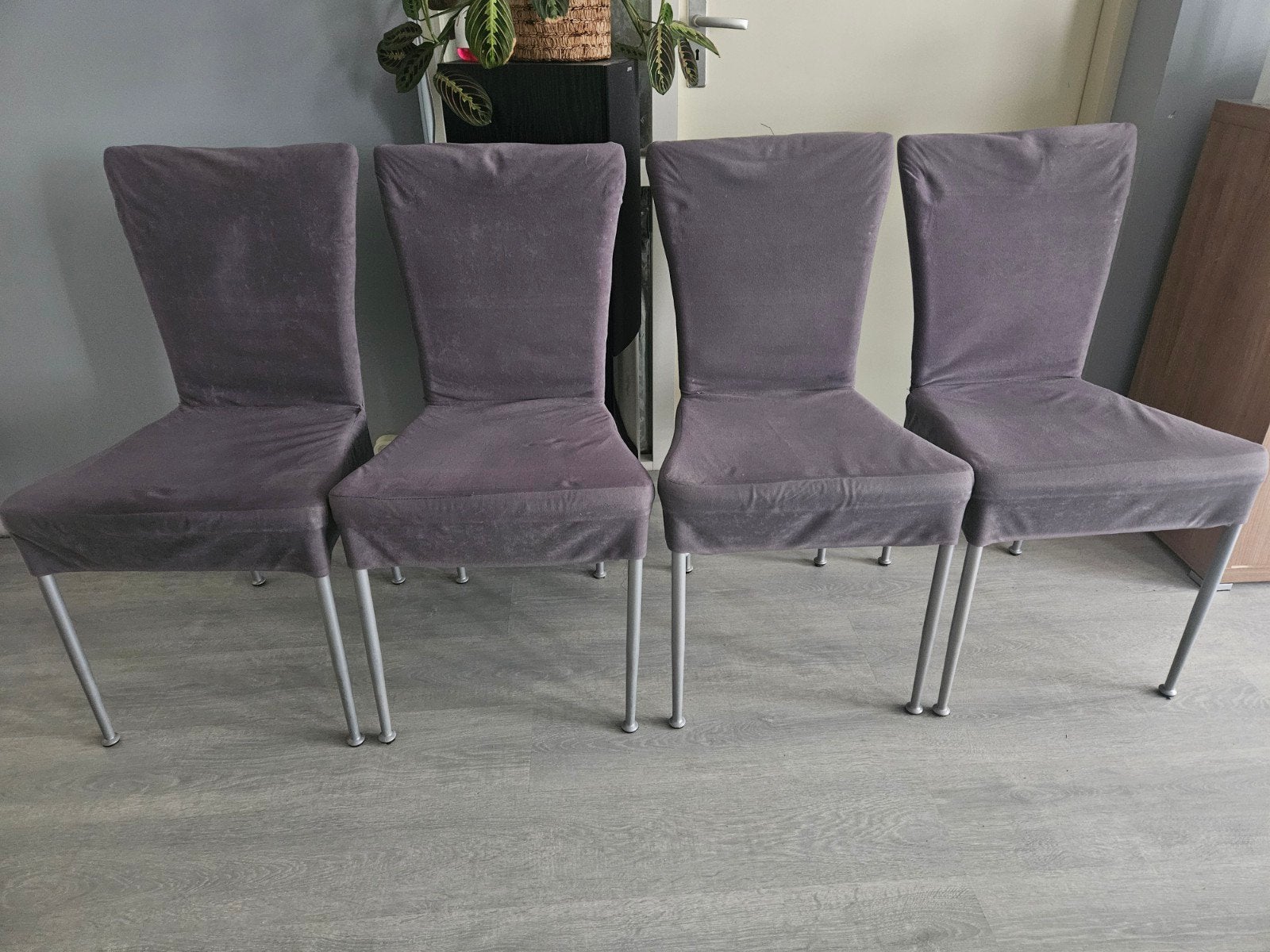 4 eetkamerstoelen met grijze hoezen, Ophalen, Gebruikt, Metaal, Vier