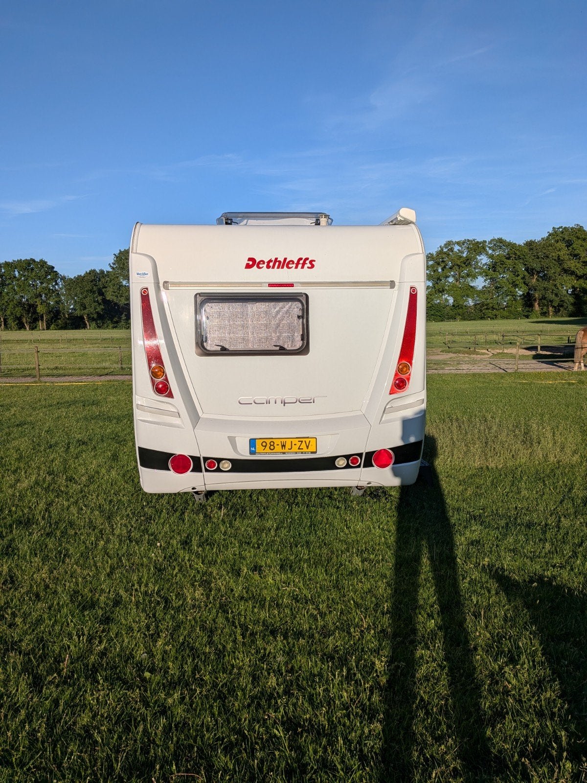 Dethleffs Camper 390FS 2013 met mover en vloerverwarming, Caravans en Kamperen, Vast bed, Treinzit, Particulier, Koelkast