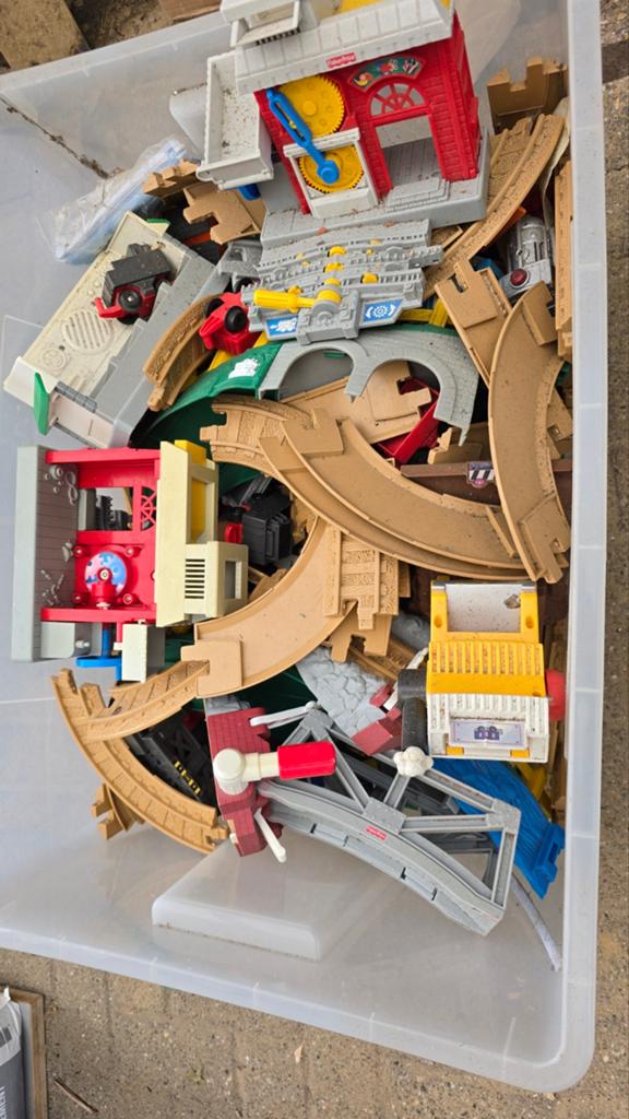Grote partij GeoTrax treinbaan met treinen en gebouwen, Ophalen of Verzenden, Gebruikt