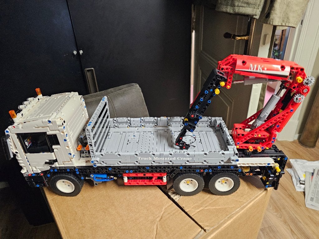 bouwmodel vrachtwagen met kraan, Overige merken, Groter dan 1:32, Ophalen of Verzenden, Zo goed als nieuw