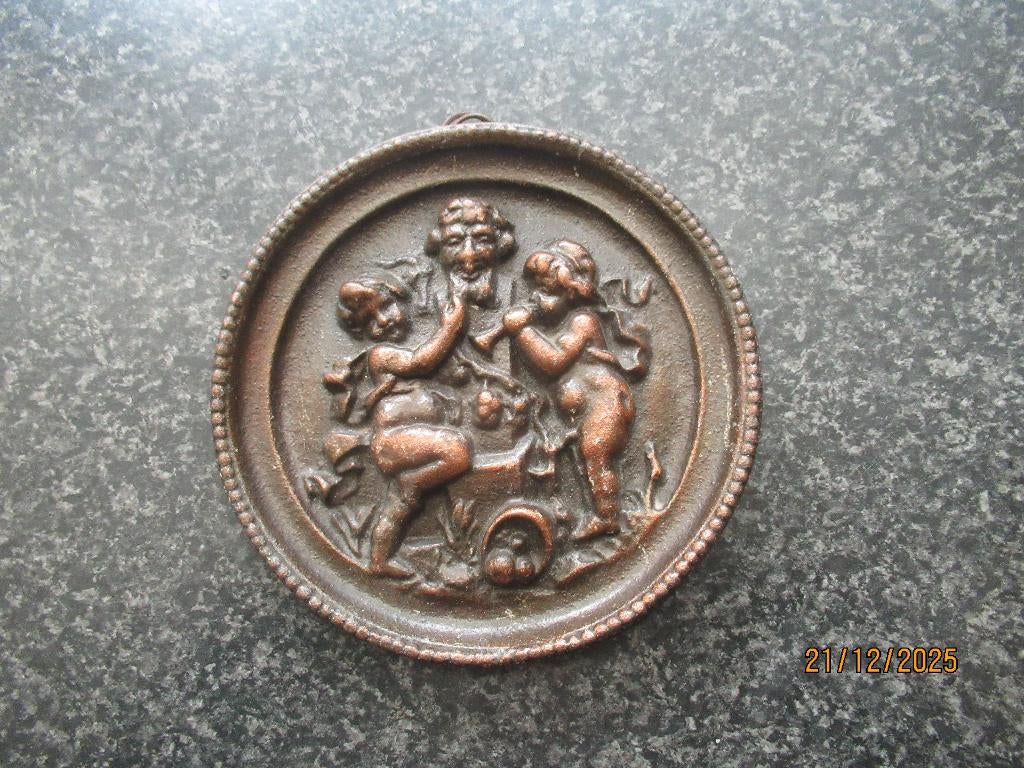 ETNA GIETIJZEREN WANDBORDJE MET ENGELEN EN BACCHUS, Ophalen of Verzenden, Zo goed als nieuw, Reclamebord