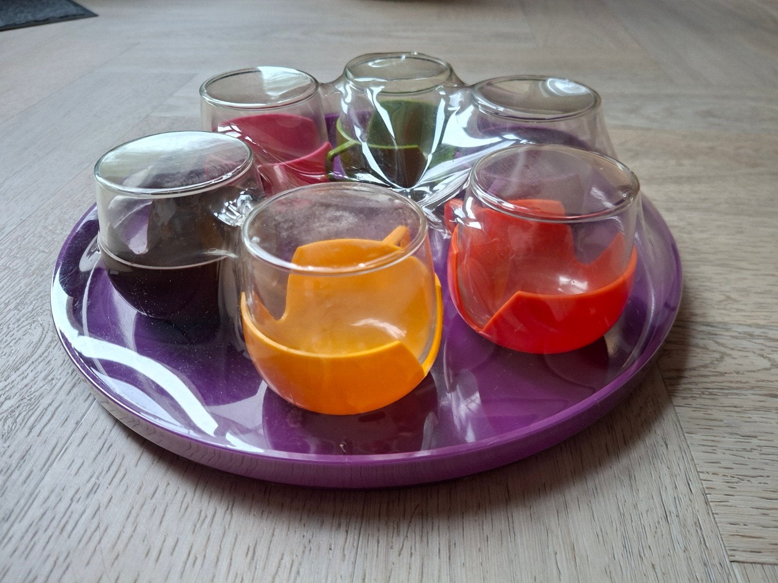 vintage set van 6 theeglazen met gekleurde houders en dienbl, Huis en Inrichting, Ophalen of Verzenden, Nieuw