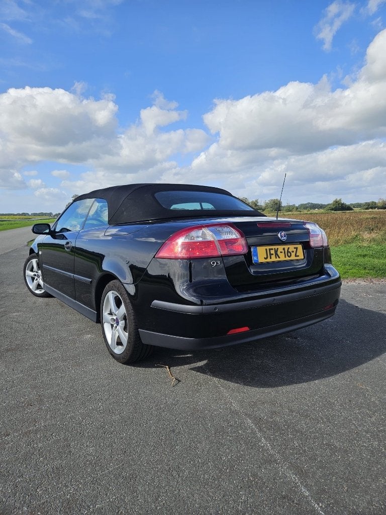 Saab 9-3 2.0 T Cabrio AUT 2005 Zwart in uitmuntende staat!, Auto's, 4 cilinders, Cabriolet, 4 stoelen, Automatische klimaatregeling