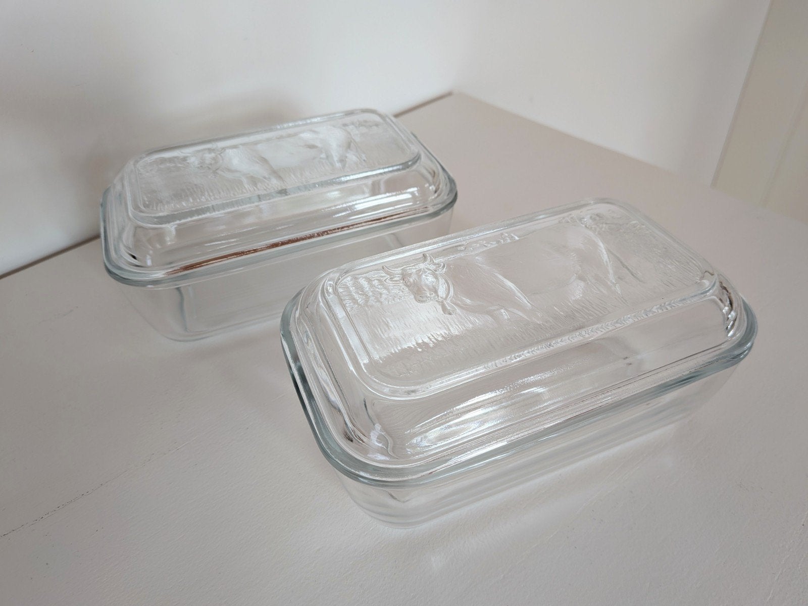 Set van 2 glazen botervloten met koeienreliëf, Ophalen of Verzenden