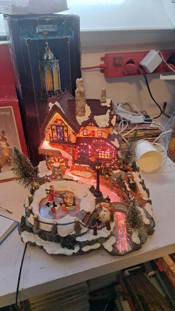 kersthuis met ijsbaan (Z260-91), Diversen, Kerst, Ophalen of Verzenden, Zo goed als nieuw