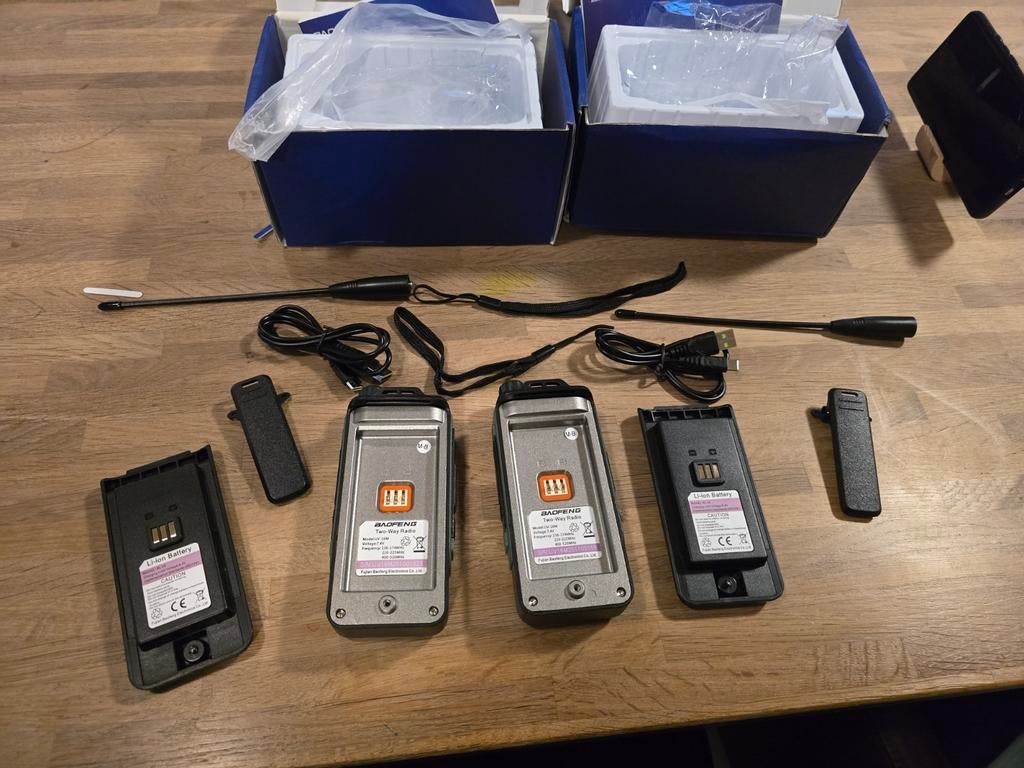 Bijna nieuwe Set Baofeng Walkie Talkie € 145 euro, Ophalen of Verzenden, Zo goed als nieuw