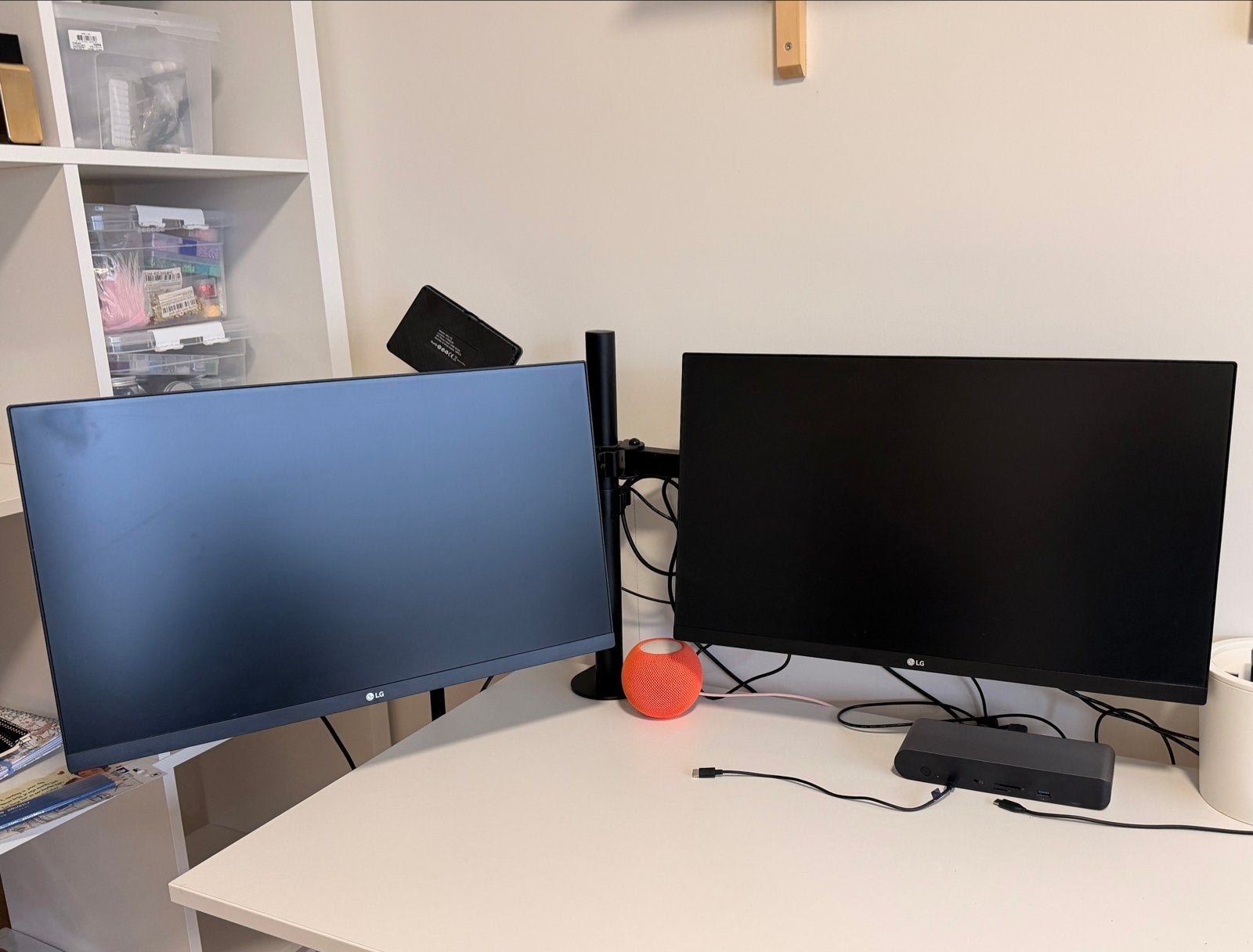 2x LG 24QP750 Monitoren met Neomounts Monitorarm Zwart, Ophalen, IPS, In hoogte verstelbaar, Zo goed als nieuw