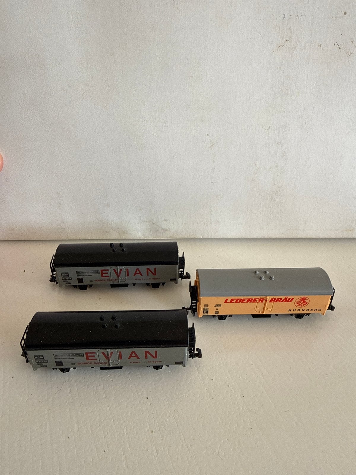 Nspoor Minitrix Wagons: Evian en Lederer Bräu, Gebruikt, Gelijkstroom, Trix, Wagon