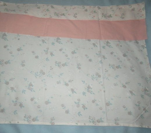 Vintage lap stof 3 lagen: wit mt lila bloemetjes en zalmroze, Hobby en Vrije tijd, Stoffen en Lappen, Ophalen of Verzenden, Zo goed als nieuw