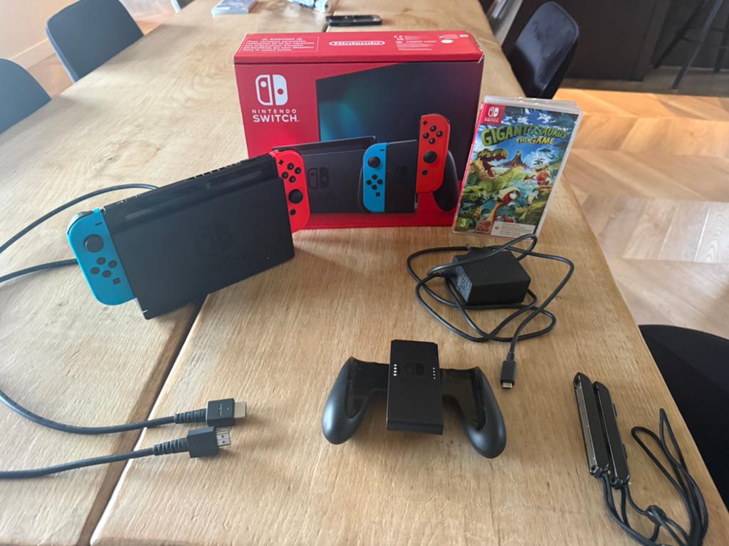 Switch, Spelcomputers en Games, Met 2 controllers, Ophalen of Verzenden, Zo goed als nieuw, Met harde schijf