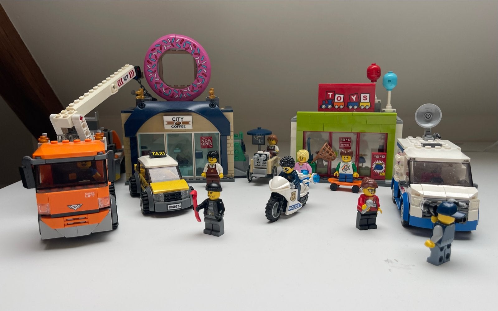 LEGO City 60233 Donutwinkel Opening, Ophalen of Verzenden, Zo goed als nieuw, Overige merken