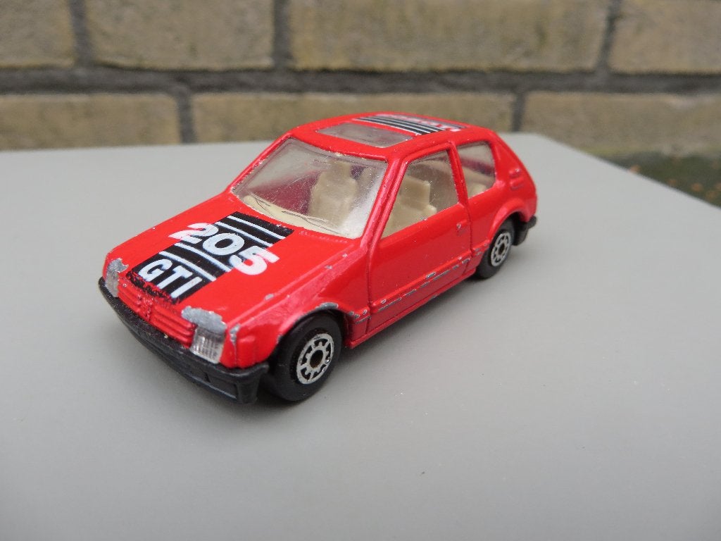 Edocar Peugeot 205 rood, Hobby en Vrije tijd, Modelauto's | Overige schalen, Ophalen of Verzenden, Gebruikt, Auto