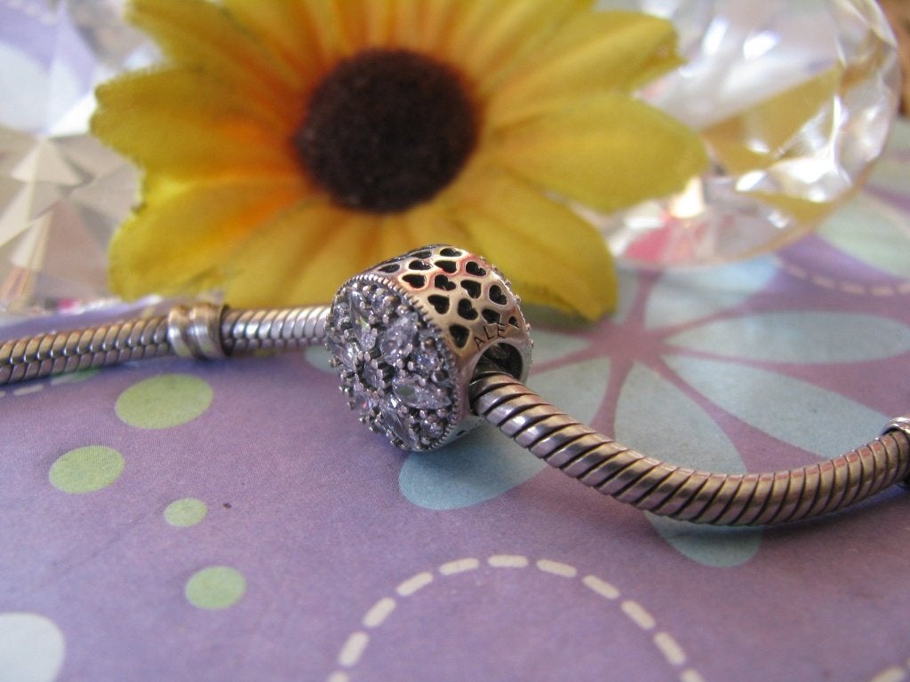 Pandora bedel 791762CZ = stralende LIEFDES bloem, Pandora, Ophalen of Verzenden, Zo goed als nieuw, 1 bedel
