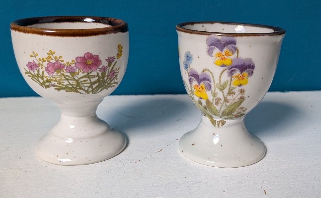Twee vintage wildflowers eierdopjes wilde bloemen, Overige merken, Keramiek, Overige typen, Vintage