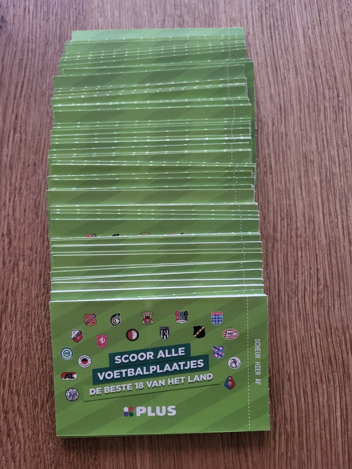 90x PLUS voetbalplaatjes - Scoor alle voetbalplaatjes, Ophalen of Verzenden, Nieuw, Meerdere plaatjes