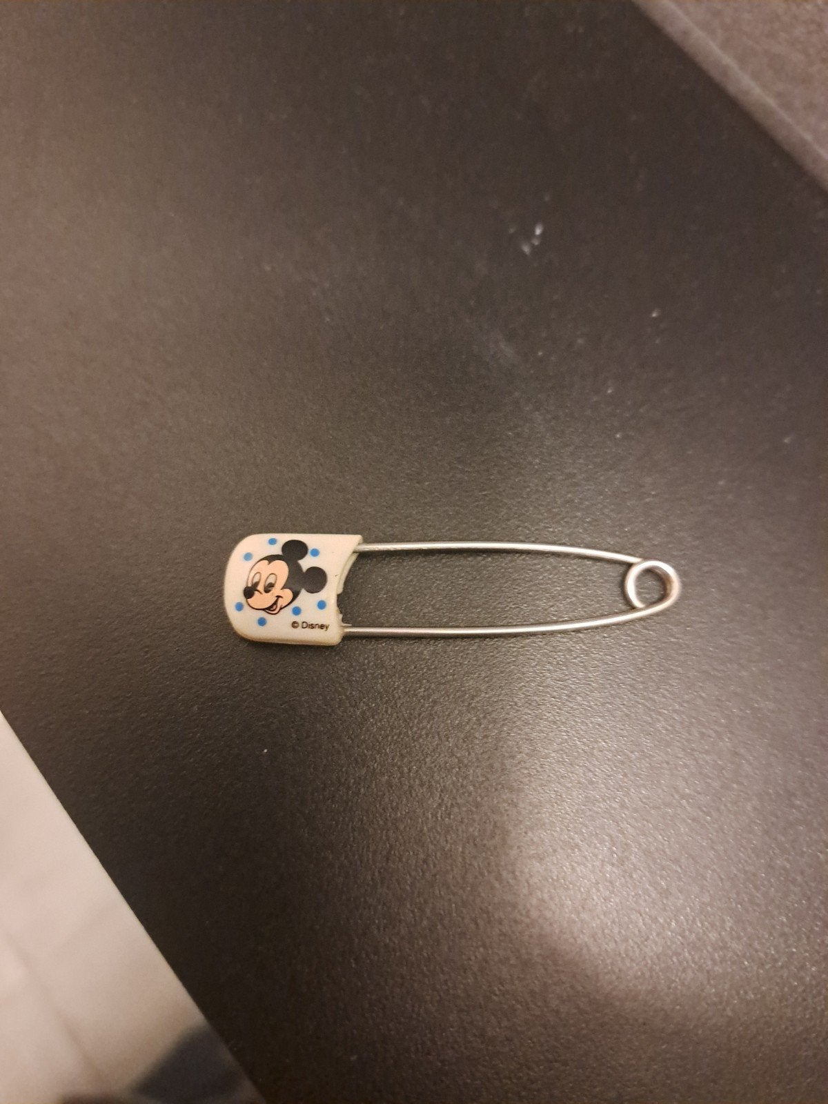 Mickey Mouse Veiligheidsspeld - Zo goed als nieuw, Ophalen of Verzenden, Zo goed als nieuw