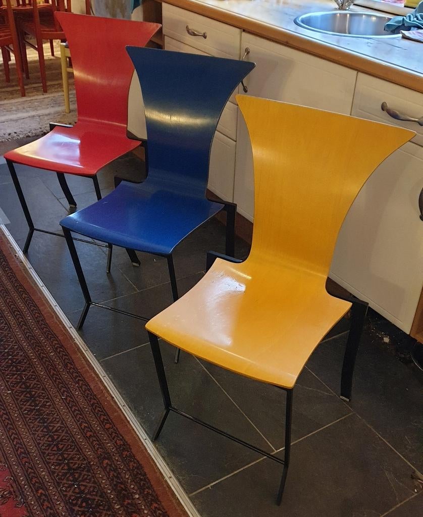 Set van 3 Memphis stijl design stoelen KFF hypergrafisch '80, Huis en Inrichting, Stoelen, Ophalen of Verzenden, Hout, Vintage design grafisch Memphis stijl