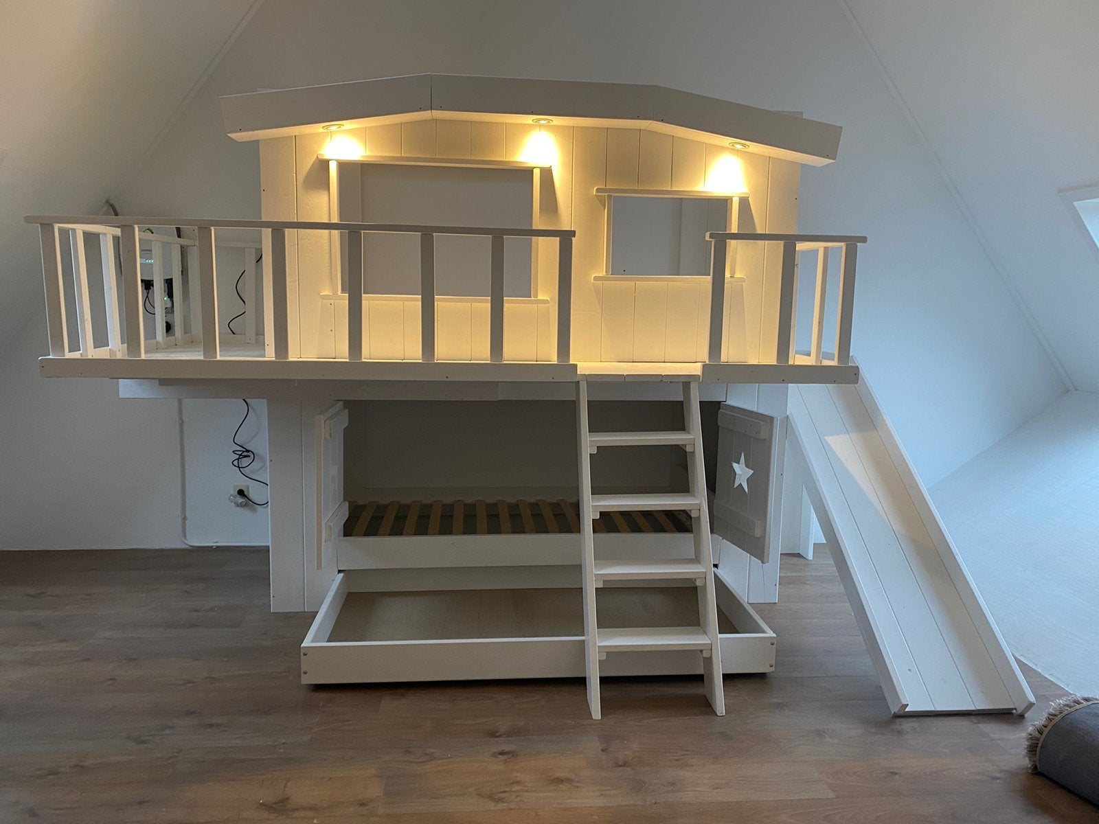 Boomhutbed met glijbaan en lattenbodem, matrassen 3 jaar oud, Ophalen, 85 tot 100 cm, Zo goed als nieuw, Hoogslaper of Stapelbed