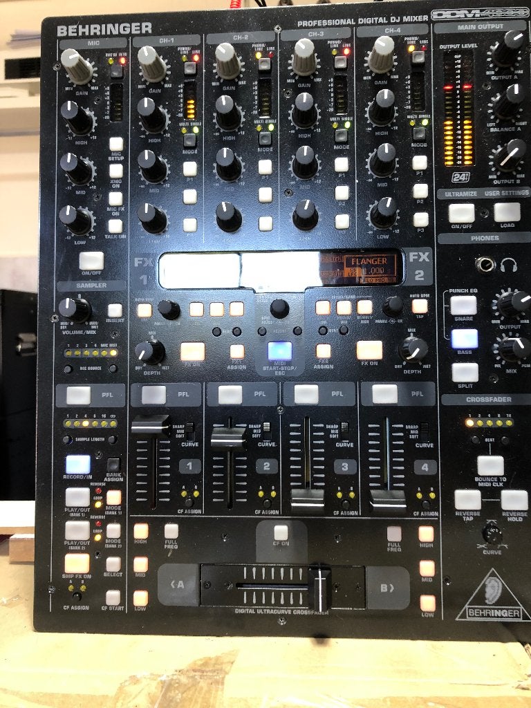 Behringer DDM4000 mengpaneel (Deels defect ), Ophalen of Verzenden, Gebruikt, Minder dan 5 kanalen, Microfooningang
