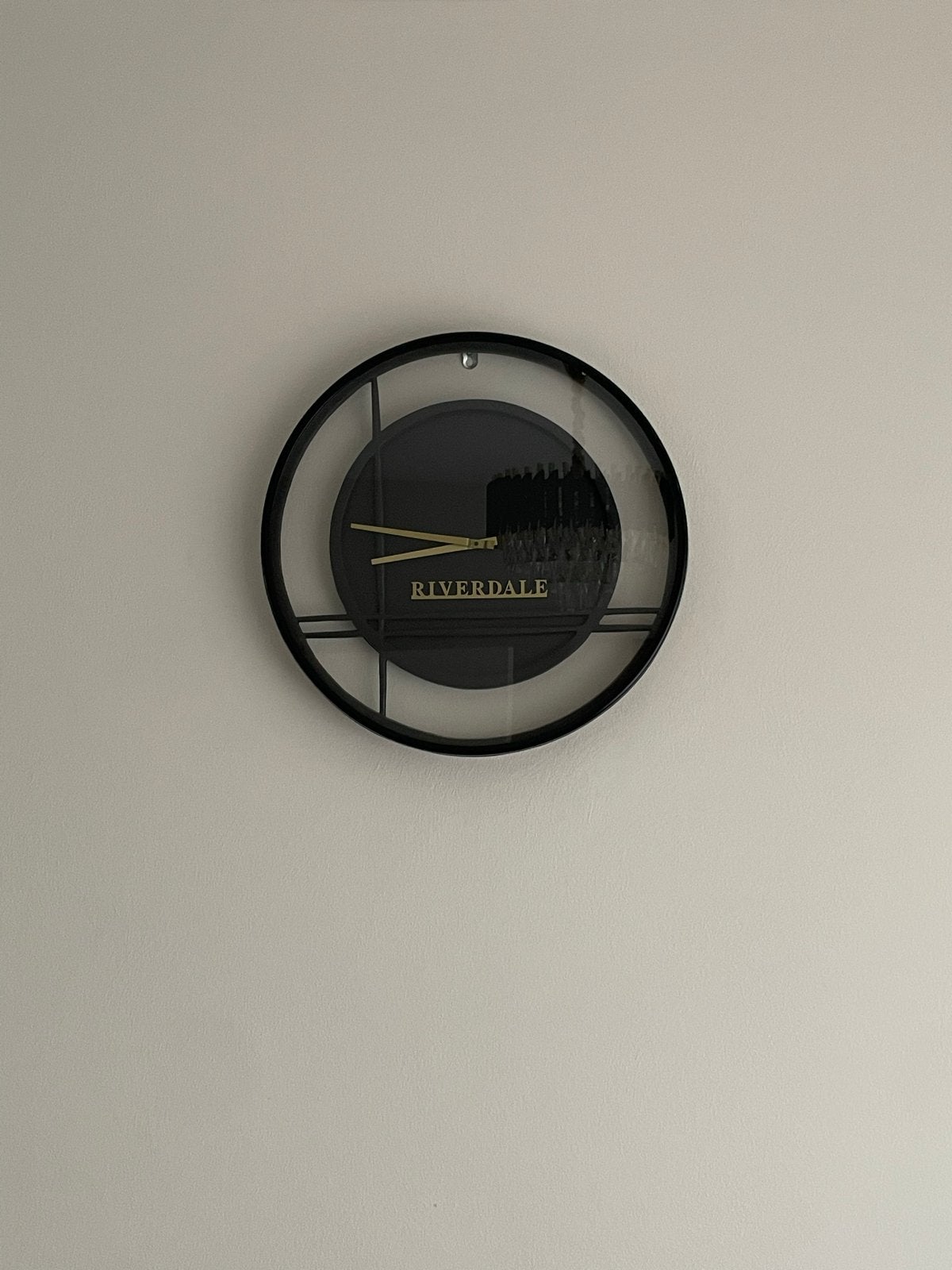 Moderne Riverdale wandklok - 51 cm diameter, Huis en Inrichting, Woonaccessoires | Klokken, Wandklok, Analoog, Ophalen of Verzenden