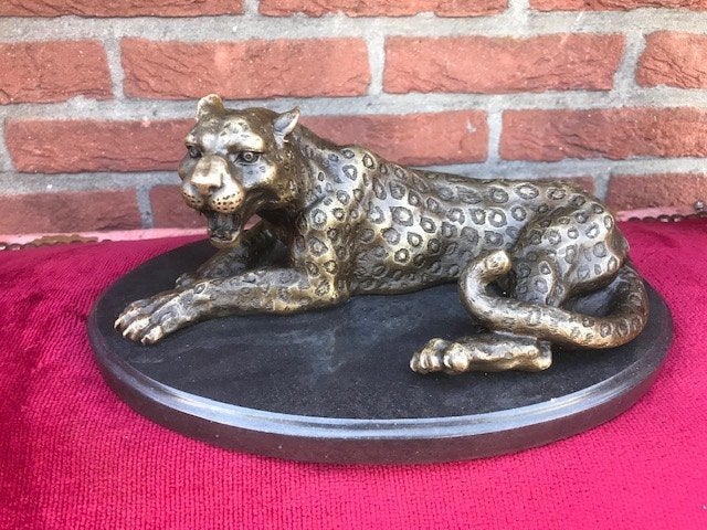 bronzen beeld, rustend jachtluipaard, Ophalen of Verzenden, Gemerkt, Brons, Beeld