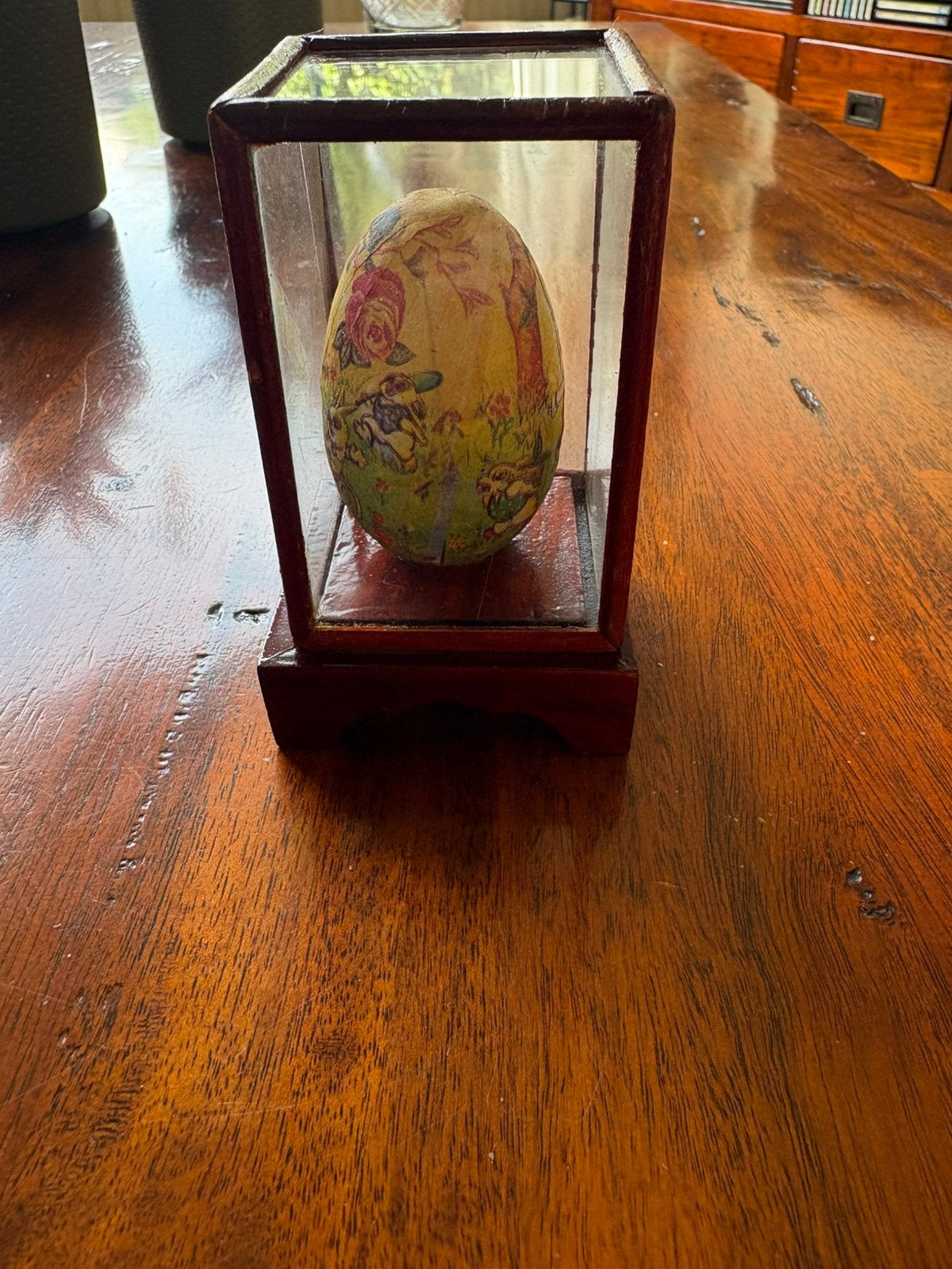 een vintage papier-maché paasei-snoepdoosje in glazen kastje, Ophalen