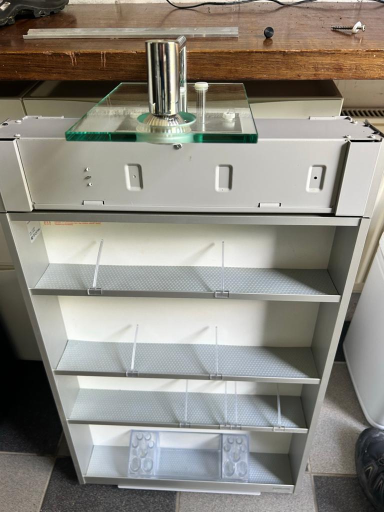 Schuifbare wand spiegelkast met stopcontact, Huis en Inrichting, Ophalen, Gebruikt, 100 tot 150 cm, Rechthoekig