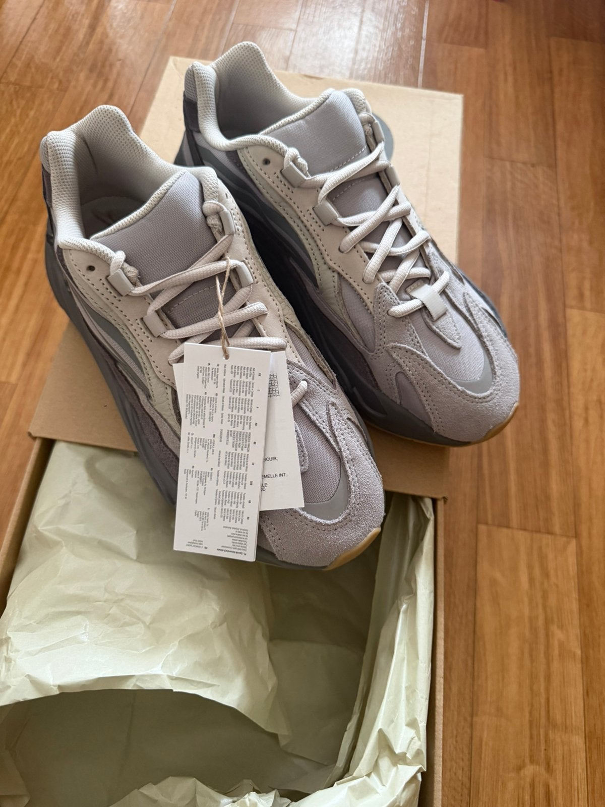 Yeezy Boost 700 V2 Tephra (uniseks), Ophalen of Verzenden, Zo goed als nieuw, Overige kleuren