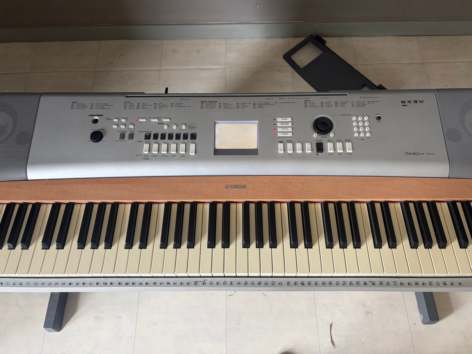 Yamaha DGX-620 digitale piano incl. onderstel en 3 pedalen, Ophalen, Zo goed als nieuw, Zwart