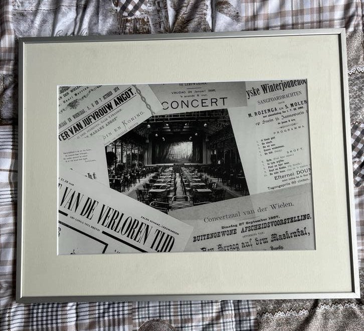 Ingelijste collage van historische Leeuwarden concertposters, Ophalen of Verzenden, Gebruikt, Minder dan 50 cm, Print