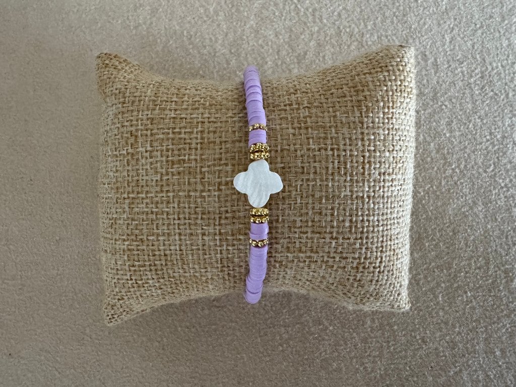 Lila kralen armband met klaver bedel boho hippie ibiza, Sieraden, Tassen en Uiterlijk, Armbanden, Paars, Kunststof of Plastic