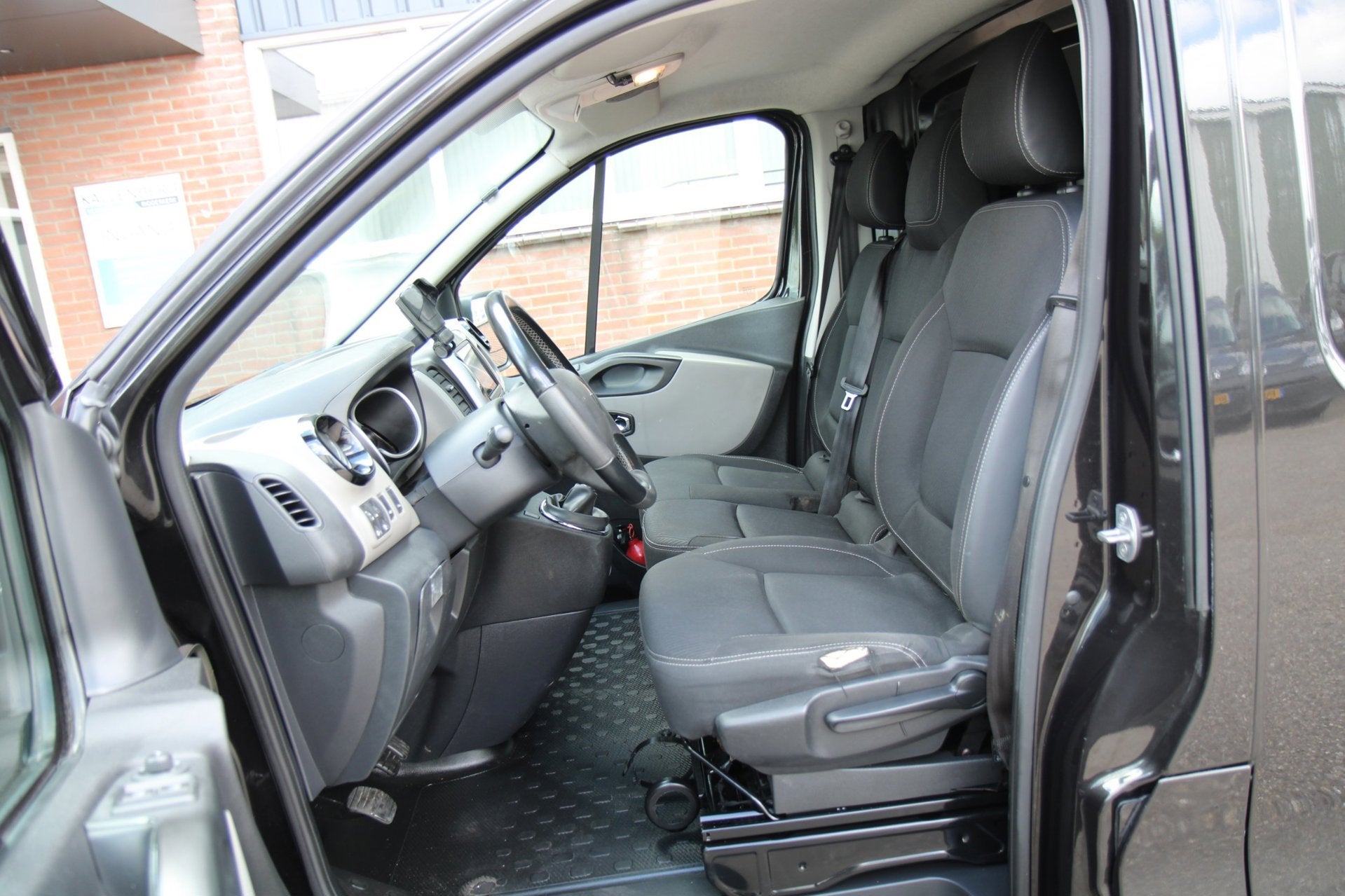 Renault Trafic 1.6 dCi T29 L2H1 Comfort *euro6* / Imperiaal, Gebruikt, 2000 kg, Renault, Zwart