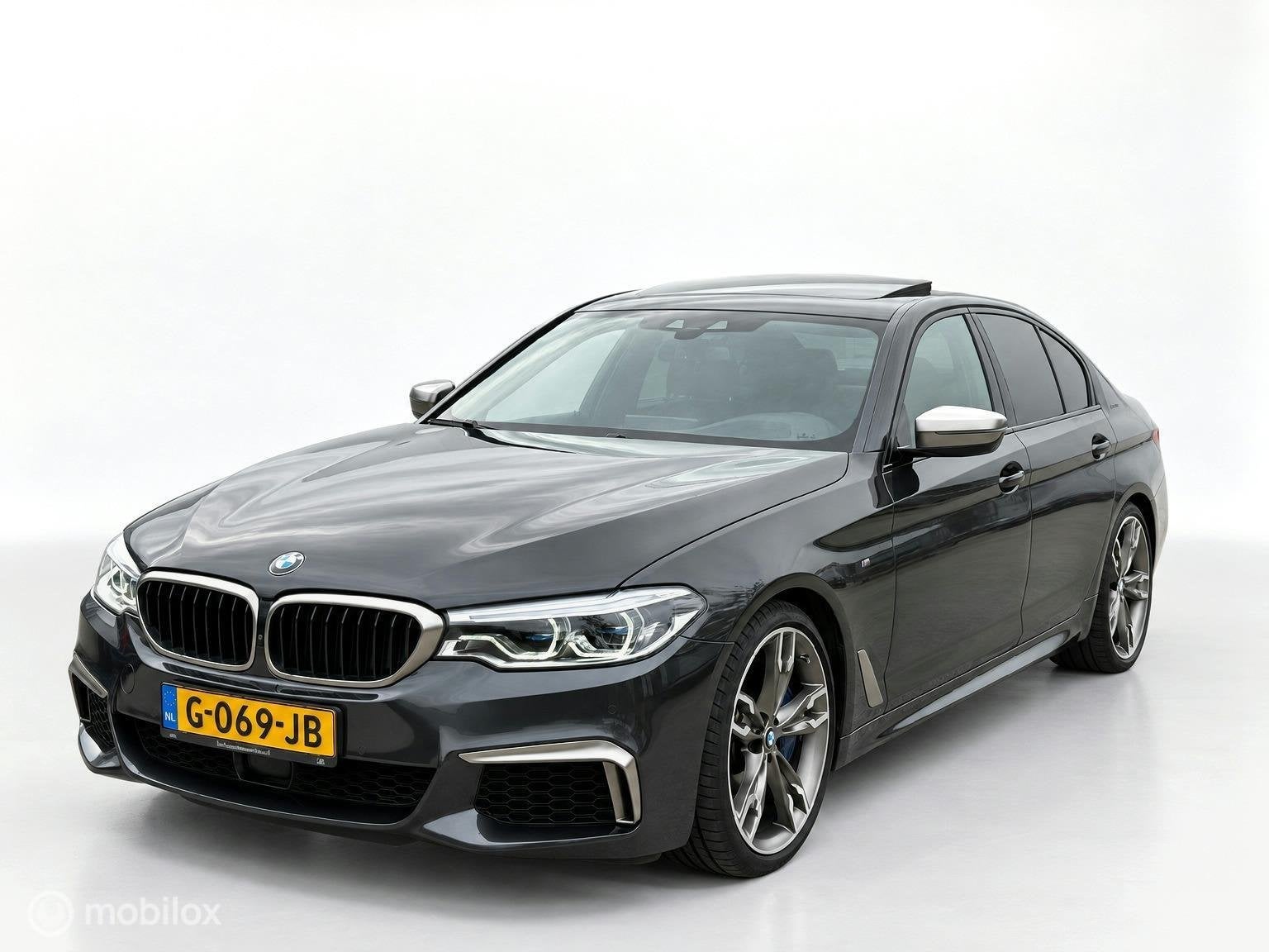 BMW 5-serie M550i xDrive High Executive B&W|360CAM|MEMORY|DA, Auto's, Gebruikt, 2000 kg, Bedrijf, 530 pk
