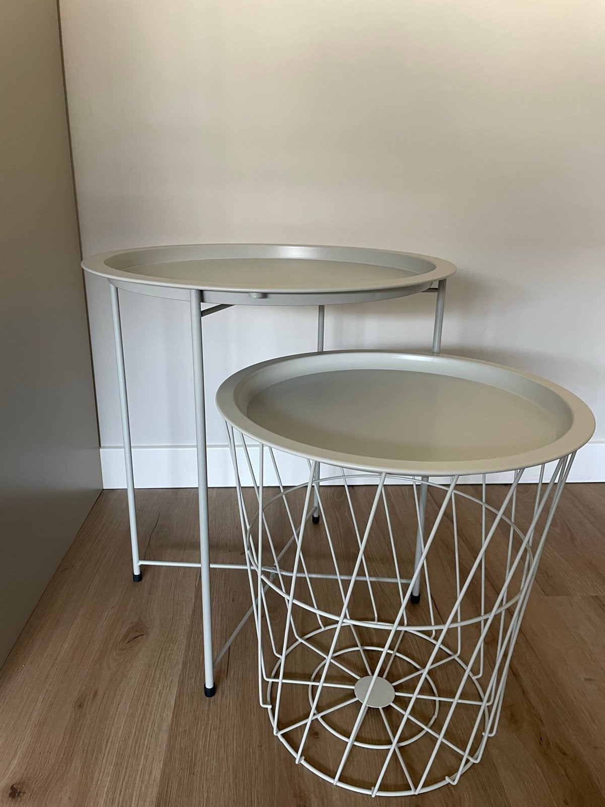 Nieuwe beige bijzettafels - Set van 2, Huis en Inrichting, Minder dan 55 cm, Metaal of Aluminium, Rond, Nieuw