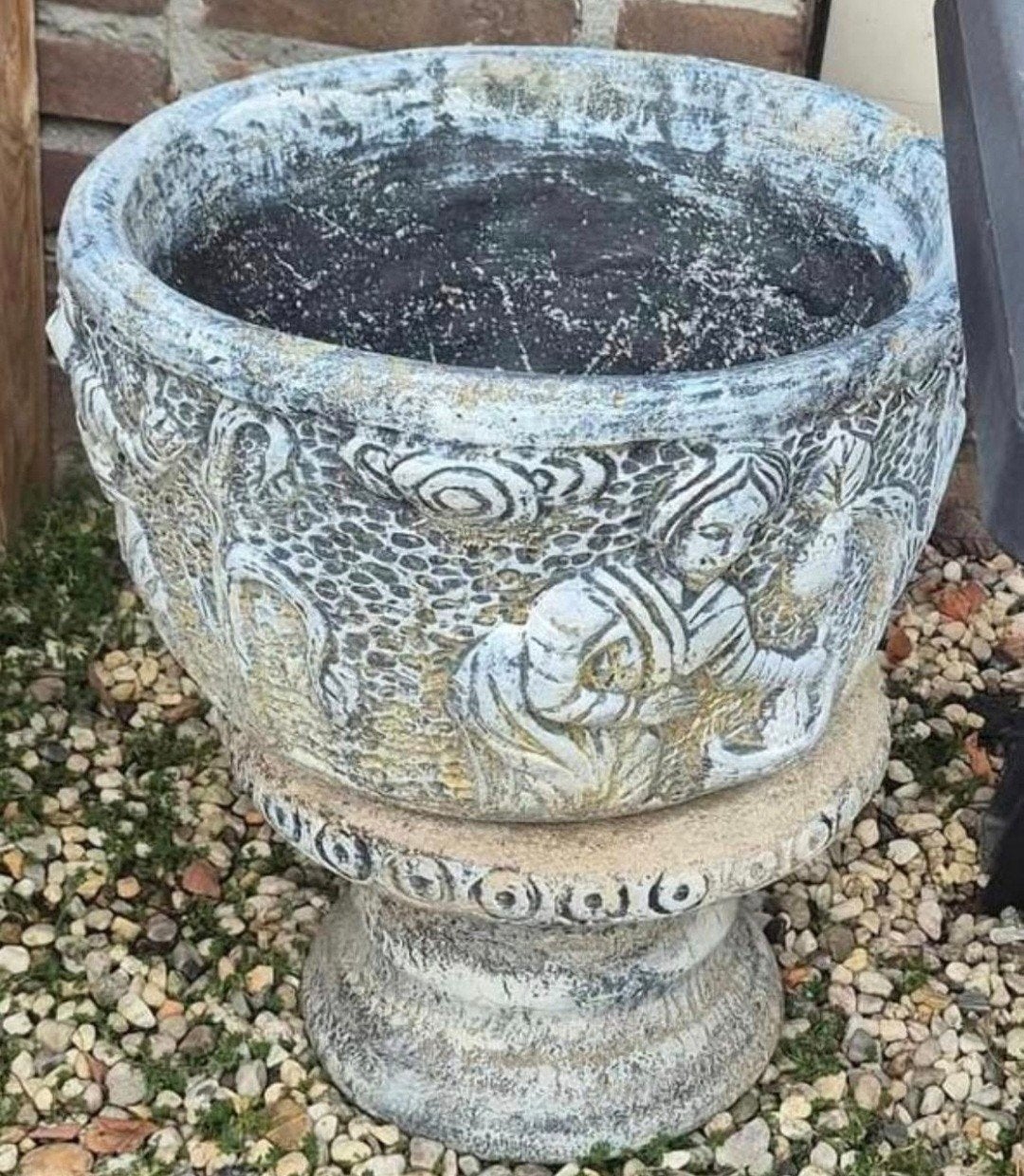 Gratis: Betonnen bloempot met versieringen, Ophalen