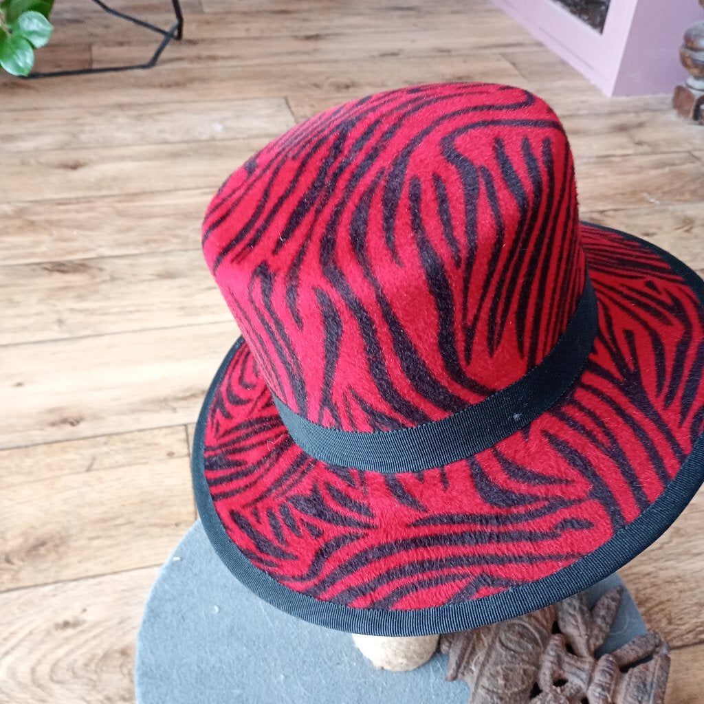 Hoed vilt rood /zwart (handgemaakt), Ophalen, Zelfgemaakt, Hoed, One size fits all