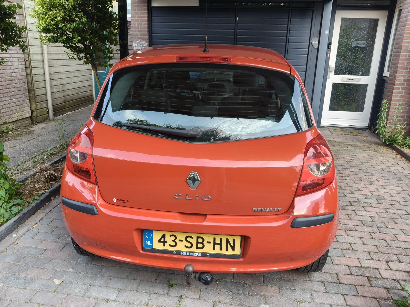 Foto 3 van Renault Clio 1.2 16V 55KW 5-DRS E4 2005 Rood