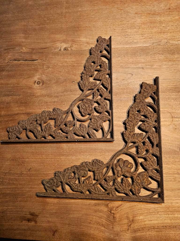Decoratieve gietijzeren plankdragers met bloemmotief, Gebruikt, Ophalen of Verzenden, Klassiek, Metaal