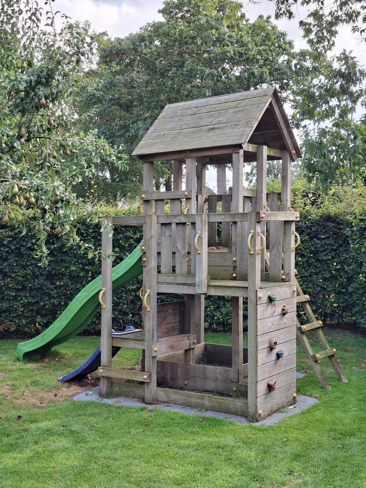 houten speelhuisje met twee glijbanen en zandbak, Ophalen, Gebruikt, Hout