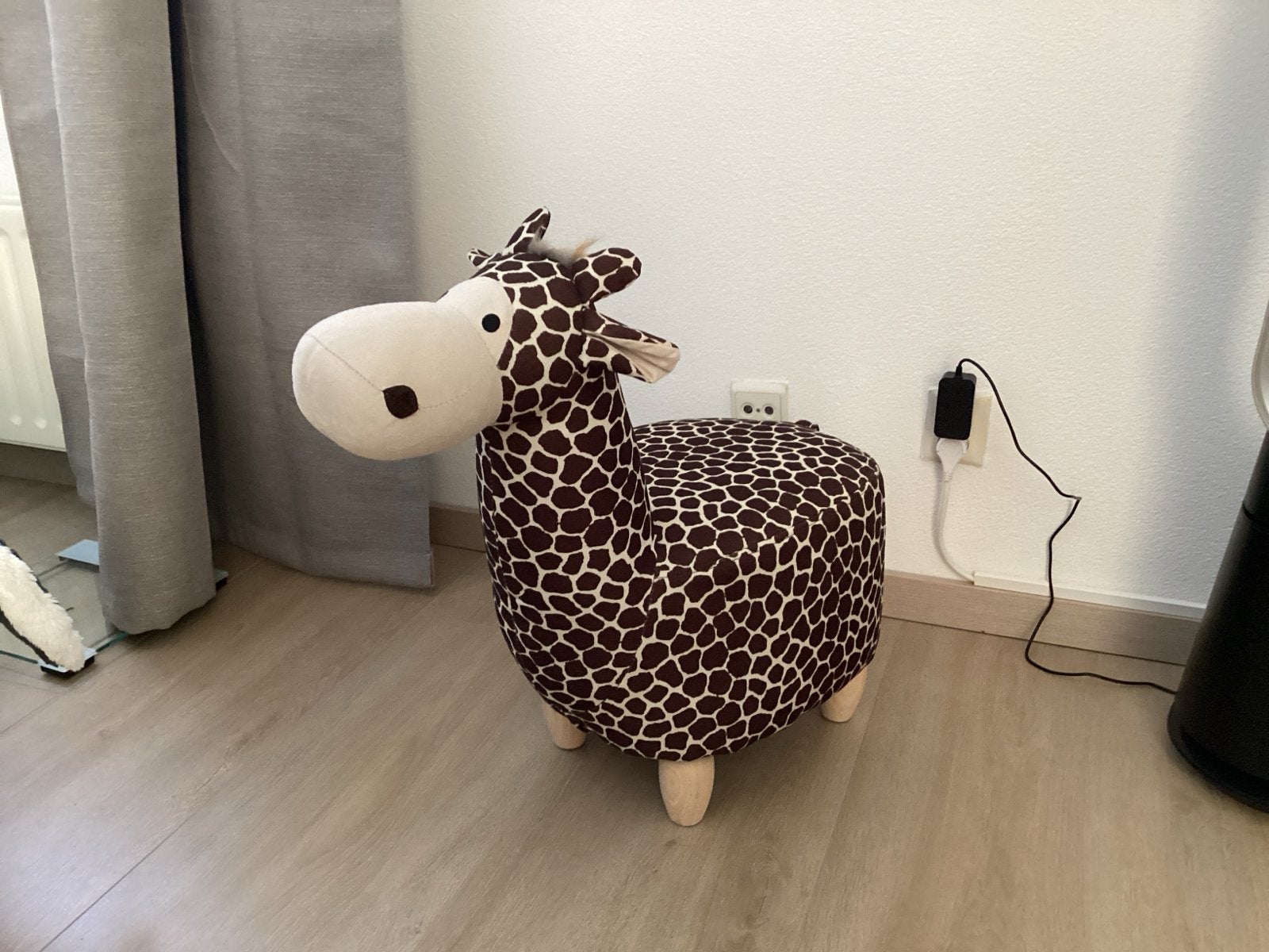 Giraffe poef/voetenbankje - Zo goed als nieuw, Ophalen, Overige stijlen, Zo goed als nieuw, Bruin
