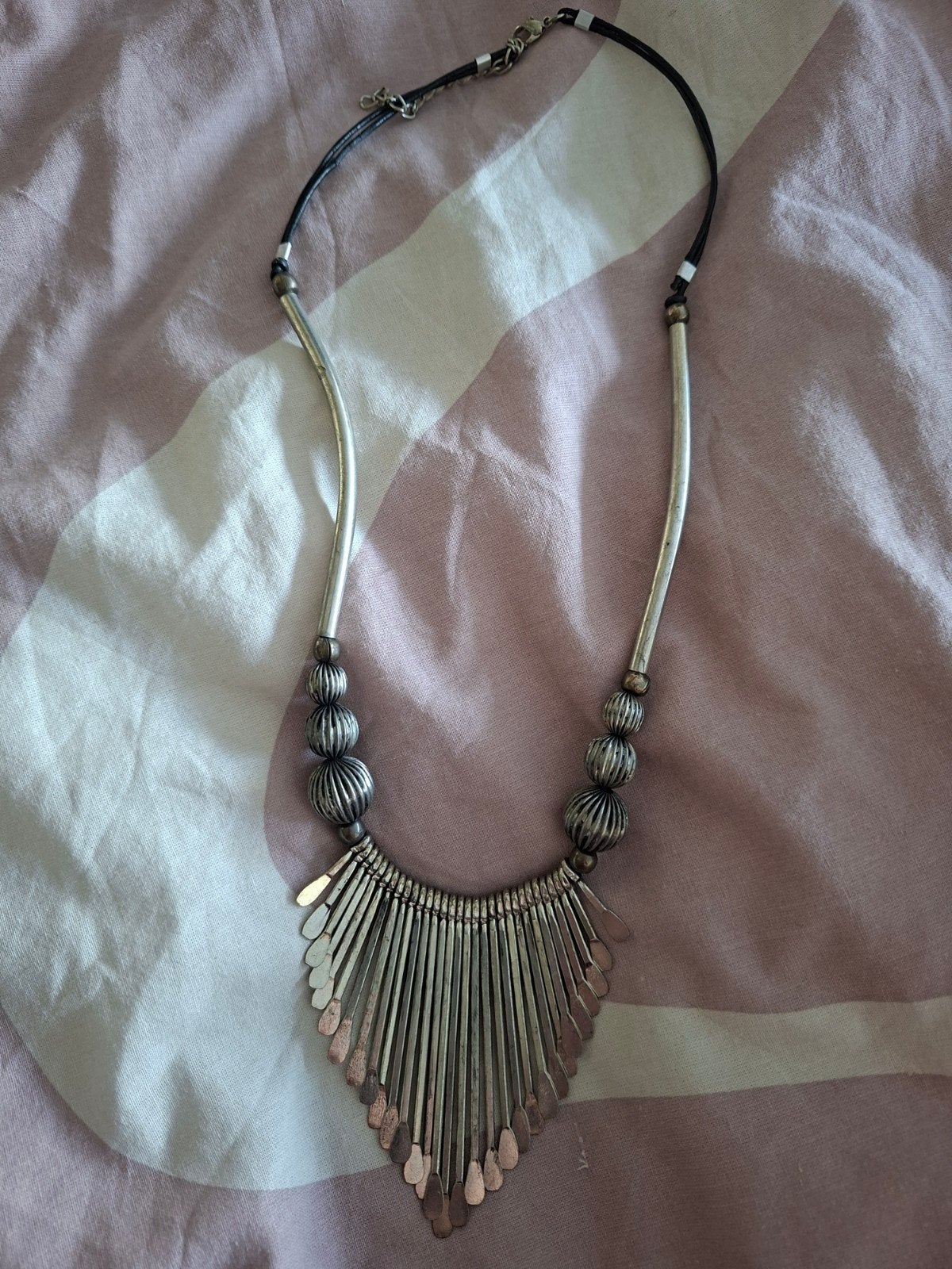 Zilverkleurige ketting met hanger en kralen, Met hanger, Overige materialen, Gebruikt, Ophalen of Verzenden