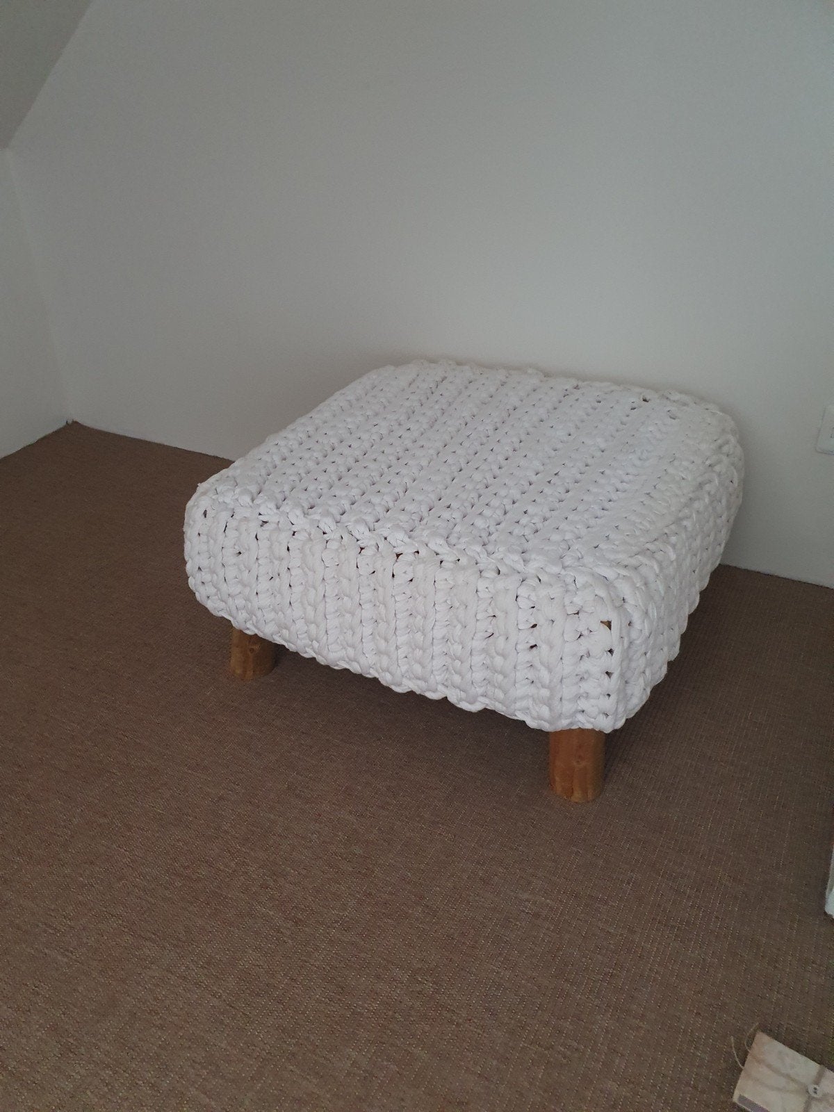 Handgemaakte gehaakte hocker - wit, Huis en Inrichting, Gebruikt, Ophalen of Verzenden, Stof, 50 tot 75 cm