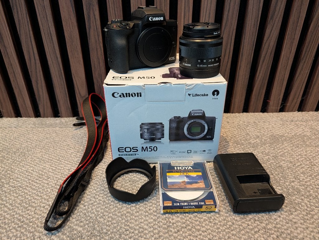 Canon EOS M50 kit (15-45mm lens, tas etc), Ophalen, Zo goed als nieuw, Lensdop, Systeemcamera