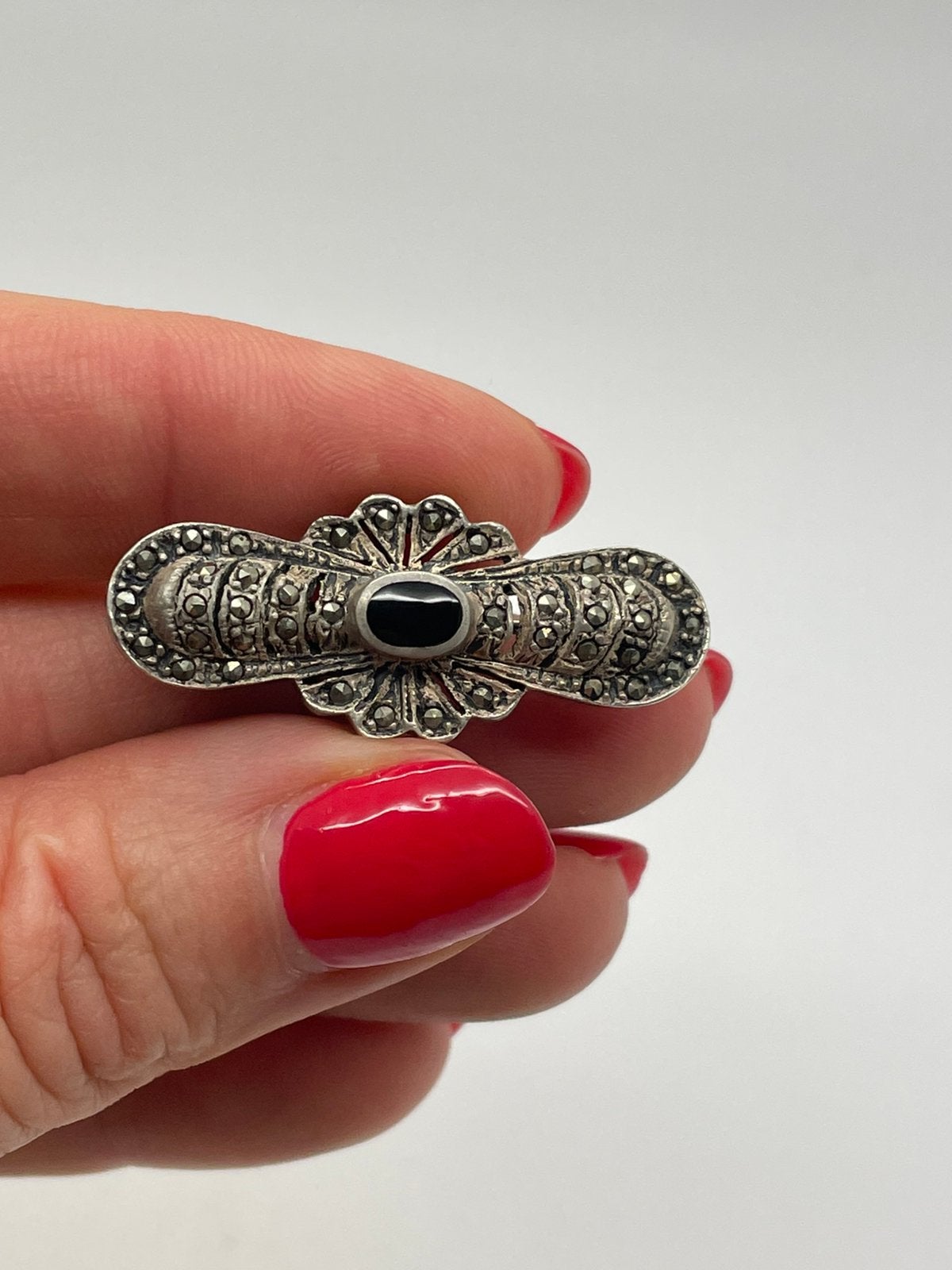 E521 Prachtige zilveren broche onyx markasiet, Minder dan 4 cm, Ophalen of Verzenden, Zo goed als nieuw, X