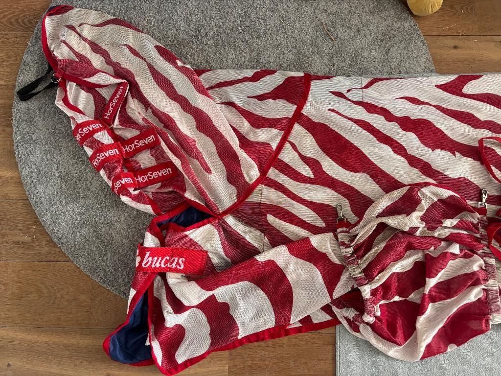 Bucas Buzz-Off ZebraFullNeck vliegendeken 135/183 rood zebra, Dieren en Toebehoren, Paarden en Pony's | Dekens en Dekjes, Bucas