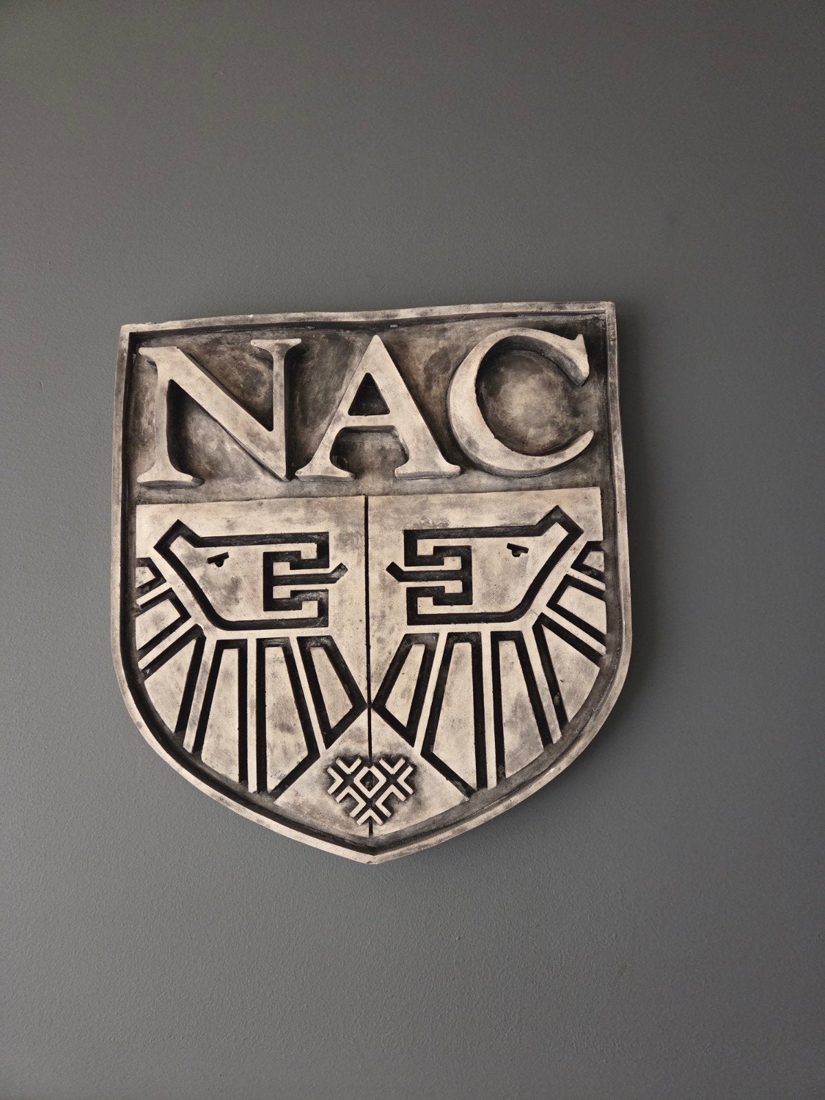 NAC Breda embleem van steen of gegoten cement, Huis en Inrichting, Woonaccessoires | Overige, Zo goed als nieuw, Steen/keramiek
