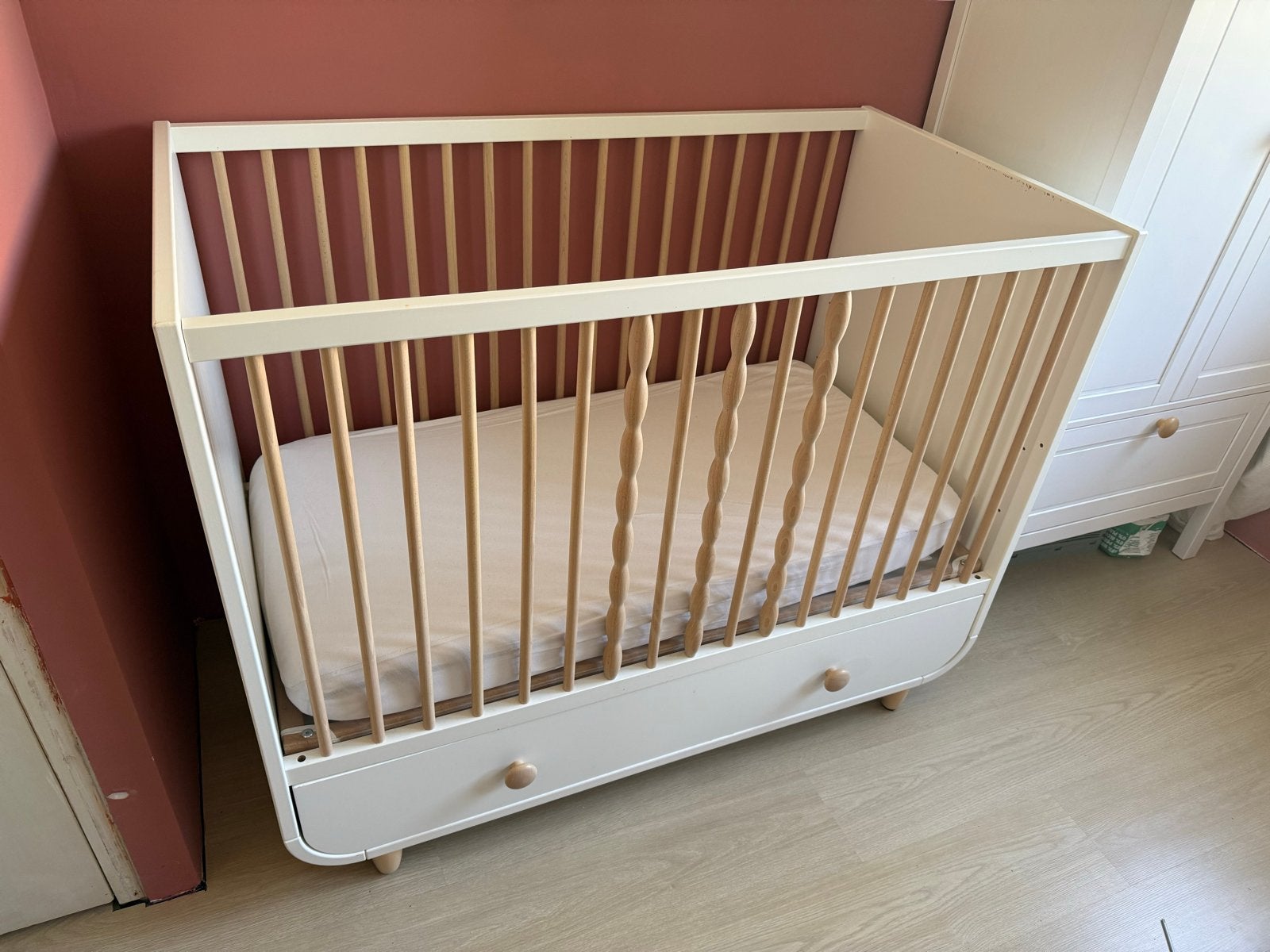 IKEA MYLLRA ledikant met lade en matras - Wit/Berken, Kinderen en Baby's, Ophalen, 85 tot 100 cm, Gebruikt, Lattenbodem