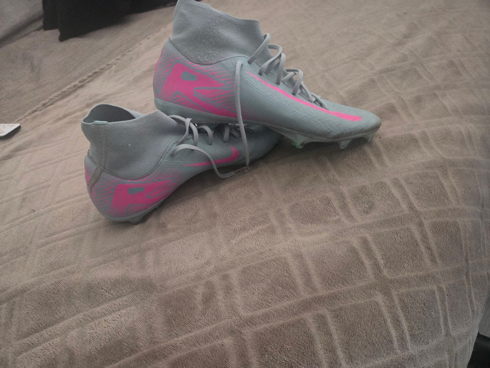 Nike voetbalschoenen - Grijs/Roze, Maat XS of kleiner, Ophalen, Gebruikt, Schoenen